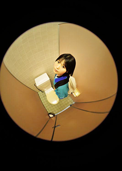 SNSで出会ったクズ男にハマった結果、公衆トイレでさくっとヌくための肉おナホ要員にされた18歳の記録映像。最終的に都合のいいように扱われ続けて涙目になるまでマワしつくされる。 寺川ねね