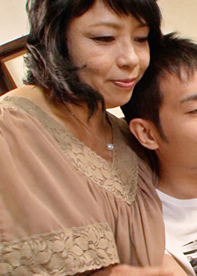 なんかムラムラするんです！長男にカラダを押し付け誘う我慢できない淫乱熟女母と禁断の中出しSEX！