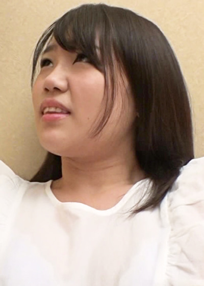 愛嬌たっぷり！巨乳揺らしまくりの美少女